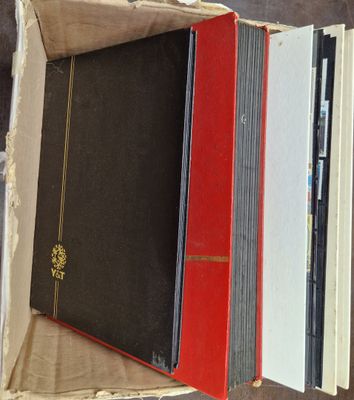 1 carton contenant 6 classeurs de timbres du monde entier ne…