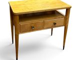 une petite table en bois avec deux tiroirs