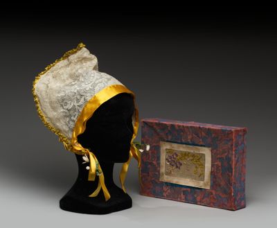 une image représentant un chapeau et une boîte posés sur une table