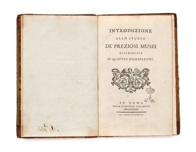 un livre ouvert sur lequel figure un dessin de fleurs