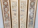 trois broderies chinoises encadrées dans des cadres dorés, accrochées au mur