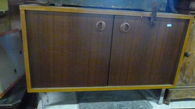 une armoire en bois à deux portes et deux poignées