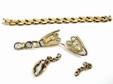 plusieurs bijoux, dont un bracelet, une bague et une chaîne