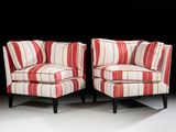 une paire de chaises rayées rouges et blanches sur fond noir