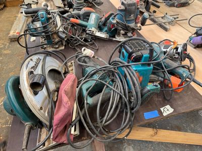 de nombreux outils électriques posés sur une table