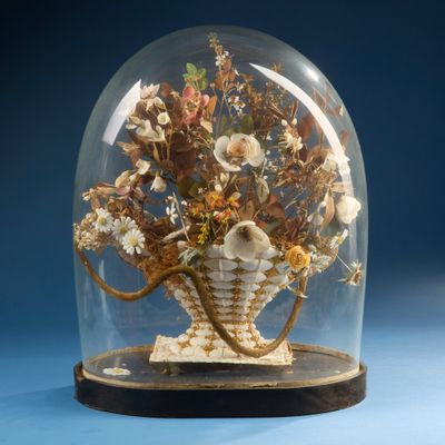 un dôme en verre contenant un bouquet de fleurs
