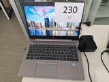 un ordinateur portable posé sur un bureau, avec une horloge à l'écran