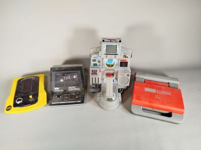 trois types différents d'appareils électroniques posés sur une table