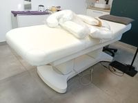 1 table de soin électrique, 1 lampe, 1 tabouret, 2 dessertes… (photo 3)