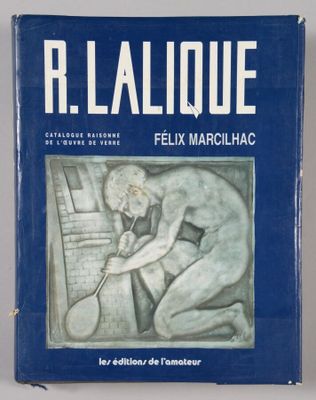 un livre sur lequel figure la photo d'un homme tenant une raquette de tennis