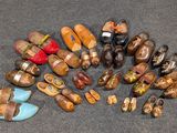 de nombreuses paires de sabots en bois posées par terre