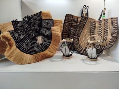 une exposition de paniers et de sacs à main dans un magasin