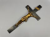 un gros plan d'un crucifix sur lequel figure une croix