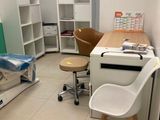 une pièce avec un bureau et une chaise