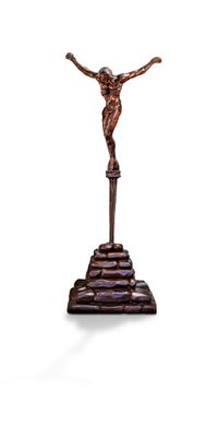 statue de Jésus sur une croix, posée sur un socle, sur fond blanc