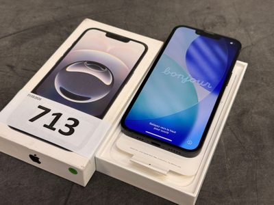 une boîte ouverte contenant un téléphone, posée sur une table