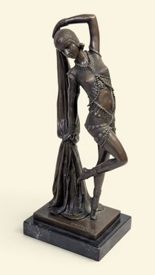 statue en bronze représentant une femme tenant un balai, posée sur un socle