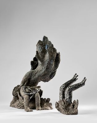 une image représentant une sculpture de deux mains sortant du sol