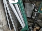 une pile d'objets hétéroclites dans un garage
