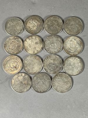 quelques pièces sont disposées en carré sur une table