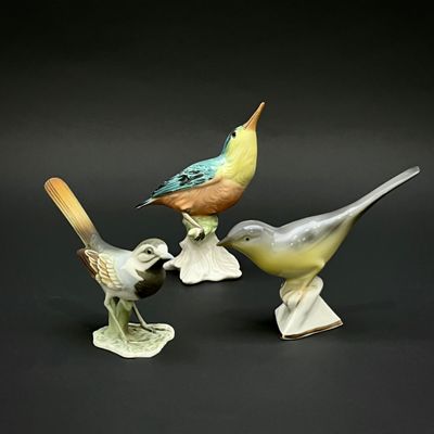 trois figurines d'oiseaux empilées les unes sur les autres