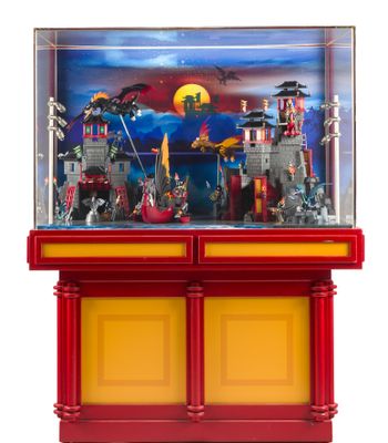 une vitrine rouge et jaune contenant un château