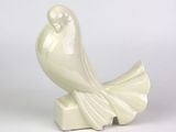 figurine en porcelaine représentant un oiseau blanc sur fond blanc