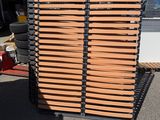 des lattes de bois empilées les unes sur les autres devant un bâtiment