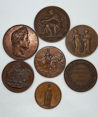 six types différents de pièces de bronze sur un fond blanc