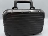 une valise noire posée sur une table
