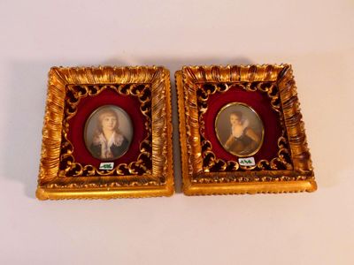une paire de portraits anciens représentant une femme et un homme, dans des cadres dorés