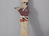 une sculpture en bois représentant un homme tenant un couteau