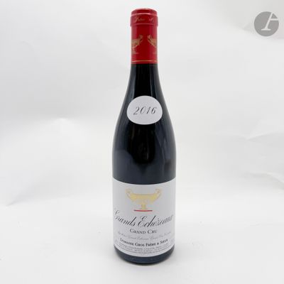 une bouteille de vin posée sur une table