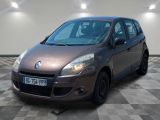 la photo d'une voiture marron garée dans un garage