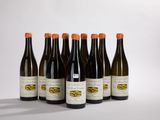 six bouteilles de vin sont alignées dans une rangée