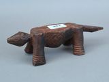 une vieille figurine d'animal en bois avec une étiquette autour du cou