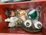 une boîte rouge contenant tout un tas d'objets