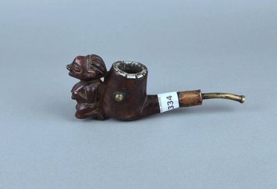 une pipe sur laquelle est représenté un chien, posée sur une table