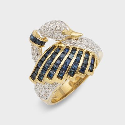 gros plan d'une bague en or avec des diamants bleus et blancs