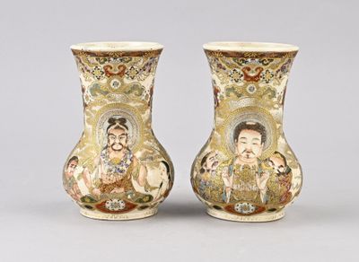 paire de vases chinois ornés de représentations d'un homme et d'une femme