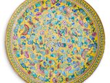 une image représentant une assiette jaune ornée d'un motif floral
