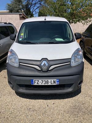 la camionnette blanche est garée dans le parking à côté d'autres voitures