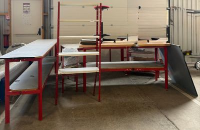 une pièce dans laquelle se trouvent une table et des bancs