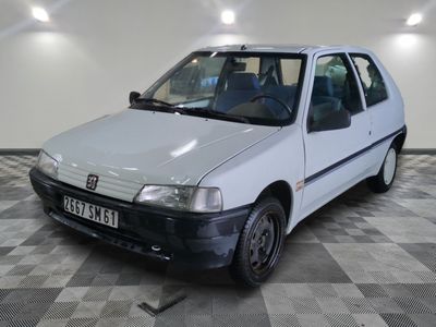 la photo d'une voiture blanche garée dans un garage