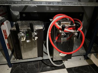 une photo d'une machine à laquelle est raccordé un tuyau