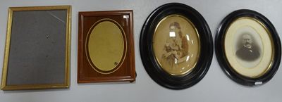 trois tableaux encadrés accrochés au mur les uns à côté des autres