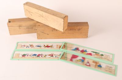 trois boîtes en bois ornées de motifs différents