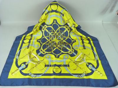 un gros plan d'une écharpe jaune et bleue posée sur une surface blanche