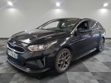 la voiture noire est garée sur un sol en damier dans le garage