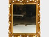 un miroir accroché au mur de la pièce
